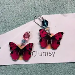 蝶とビーズのアシメデザインのピアス