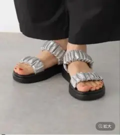 LEPSIM フリル付きシルバーサンダル