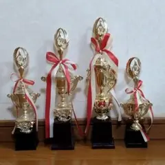 金色のトロフィーセット（リボン付き）4本
