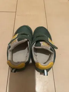 緑色のスニーカー 16cm