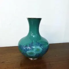 送料無料　最上級田村七宝謹製白地花紋七宝花瓶　銀銘 有線・無線七宝幻想的な文様 送料無料 最上級田村七宝謹製白地花紋七宝花瓶 銀銘 有線・無線