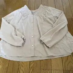 値下げ　ベージュのギャザー入り長袖シャツ