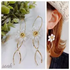 327＊ホワイトフラワー ひねりスティック フープピアス