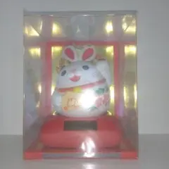 ウサギの置物 赤い台座付き