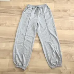 センタープレス　スウェットパンツ　グレー　きれいめ　カジュアル