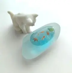 No.806　金魚と猫の置物　ミニチュア金魚　猫置物　猫グッズ　白猫