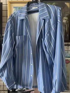青と白のストライプ長袖シャツ