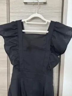 フリル付きブラックオールインワン