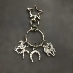 【新品】シルバー　馬と蹄鉄チャームキーホルダー　コンパクトサイズ