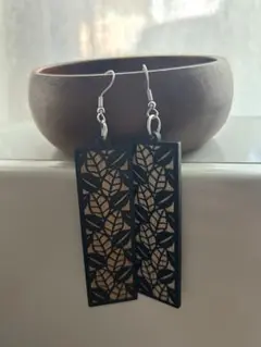 ウッド　木製　葉模様の長方形　ピアス　フラダンス　ビーチ　海　ナチュラル