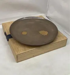 B210b  前端欣斎作「燻銀仕上げ丸干菓子盆」共布共箱　山中石川県　茶道具木製 B210b 前端欣斎作「燻銀仕上げ丸干菓子盆」共布共箱山中石川県