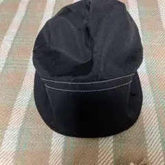 黒いキャスケットスタイルハット