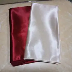結婚式テーブルナプキン 赤とベージュのサテン製セット