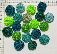 ハンドメイド 巻きバラモチーフ 2cm 緑系 20個