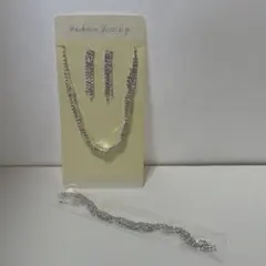 シルバー色 ツイストデザイン ネックレスピアス　ブレスレットセット