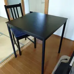 黒の木製正方形ダイニングテーブル