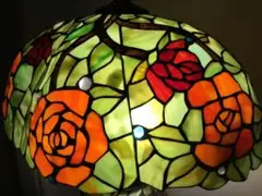 薔薇があでやかな大きなステンドグラス／宙に浮かぶ常夜灯がまるで浮かんでいる様
