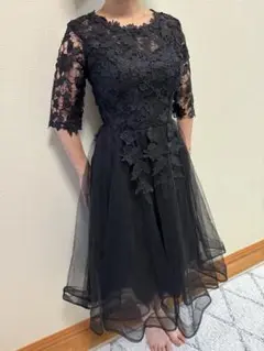 黒いレース装飾Aラインドレス