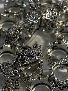 キツネ　銀色の金属パーツ 30個
