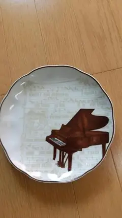4 ピアノ　ケーキプレート＝皿