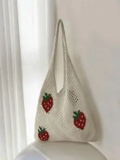 イチゴ刺繍ホワイトショルダーバッグ