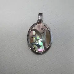 イニシャル　シェル　ペンダントトップ　シルバー