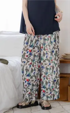 エルーラ　大人ミリタリー柄ワイドパンツ　アイボリー柄