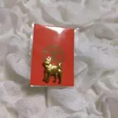 金色犬のピンバッチ