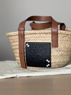 LOEWE 極美品 ジブリ コラボ スモール カゴバッグ トトロ ロエベ ロエベ＞と「となりのトトロ」が初のコラボレーション。トトロや