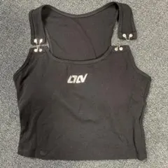カップ付き黒いタンクトップ
