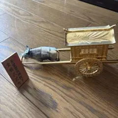 天皇皇后両陛下　金婚式記念 金色の車と銀色の牛の置物