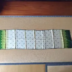 幾何学模様の緑と白のスカーフ