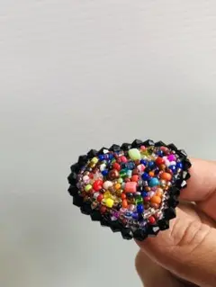ビーズ刺しゅう　変形ブローチ
