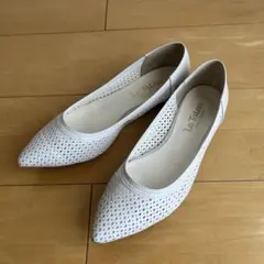 ホワイト　パンチング　ポインテッドトゥ　フラットシューズ