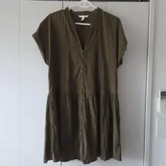 オリーブ色 半袖ボタン付きチュニック