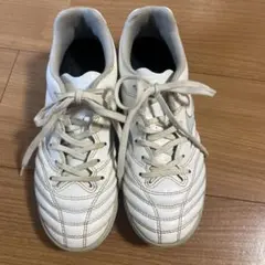 サッカーシューズ　22.5センチ