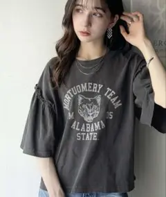 甘さも強さもこの一枚で。綿100％袖フリル×ピグメントカレッジTシャツ