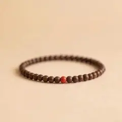 木製ビーズブレスレット 赤いアクセント