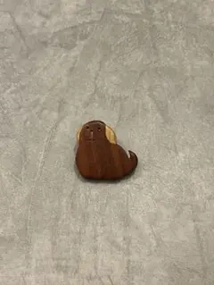 いぬ　ブローチ　木製