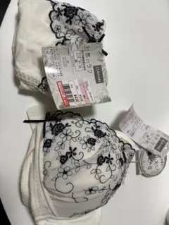 しまむらCLOSSHI花柄刺繍 ブラジャーショーツセット Mサイズ