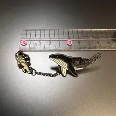 クジラと宇宙飛行士のピンバッジ