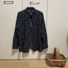 水玉模様の長袖シャツ