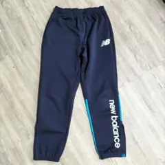 New Balance ネイビー ロゴ入りパンツ