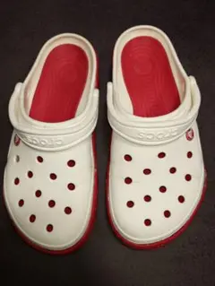 新品未使用 Crocs クロックス フロントコートクロッグ M7 黒/赤 新品未使用 Crocs クロックス フロントコートクロッグ M7 黒/赤