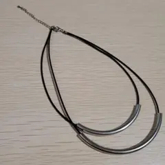 シルバーとブラックのスタイリッシュネックレス