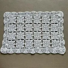 レース編みの敷物　マット　ホワイトレース約42×39センチ