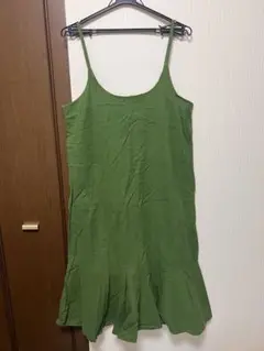 緑のキャミワンピース フレアデザイン