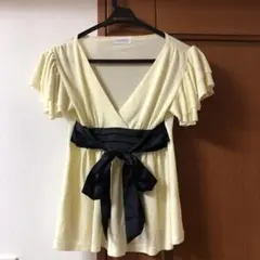 リボン付きフリル袖トップス M