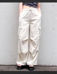 クリーム色 ワイドシルエット カーゴパンツ
