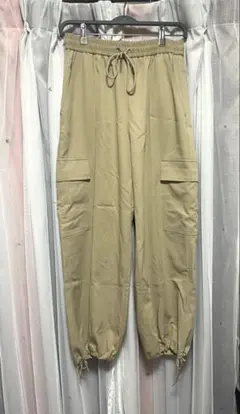 GU ベージュ カーゴパンツ ドローストリング付き